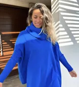 Poleron de punto color azul vibrante, con diseño mega oversize, cuello caído tipo tortuga y mangas largas con puños acanalados.