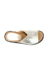 Zueco con plataforma de cuero negro con estampado croco en tonos dorados.