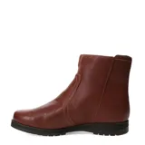 Bota de caña baja marca Bottero, confeccionada en cuero color marrón, con cierre lateral y suela de goma con relieve.