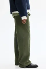 Pantalón de corte relajado confeccionado en tejido ripstop, con cierre de botón a presión, bolsillos al bies y bolsillos traseros de parche. Presenta costuras horizontales en las piernas y cordón ajustable en los bajos.
