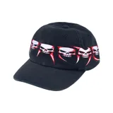Gorra Supreme de color azul marino, con visera curva y un diseño bordado de calaveras con detalles en rojo alrededor de la corona.