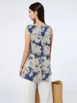 Musculosa de lino estampada con cuello redondo y corte acampanado.