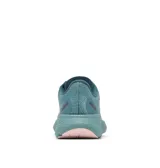 Championes de running Columbia modelo Konos Featherweight, color verde azulado con detalles en rosa claro. Presentan una parte superior de malla tejida transpirable, entresuela con tecnología TechLite+ para amortiguación y suela Omni-Grip para tracción en diversos terrenos.