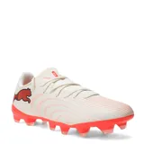 Championes de fútbol Puma Future 9 Play FG para hombre, en color beige con detalles y suela en tono anaranjado, con el logo de la marca en el talón.