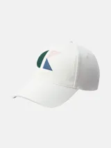 Gorra de seis paneles color blanco, con visera curva y cierre ajustable. Presenta un monograma bordado en el frente compuesto por formas geométricas en verde oscuro, rosa pálido y azul oscuro.