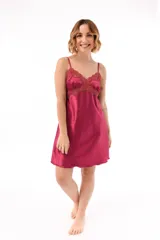 Camisón corto color verde con breteles finos y puntilla en el escote.