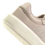 Championes urbanos Adidas modelo Lite Court, color taupe con detalles en tono crema en la suela. Presentan un diseño de corte bajo con las icónicas tres bandas laterales, confeccionados en material sintético con tecnología de amortiguación Cloudfoam en la entresuela.