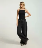 Blusa femenina sin mangas, confeccionada en tejido de algodón con elastano. Presenta un diseño ajustado al cuerpo con escote halter y tirantes finos elásticos.