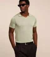 Remera polo masculina de punto color verde claro, con cuello en V y mangas cortas.