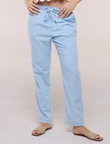 Pantalón de algodón color beige de corte recto, con pretina elastizada, cordón de ajuste y bolsillos laterales.