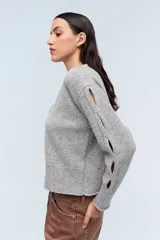 Sweater gris jaspeado de tejido de punto con mangas largas con aberturas.