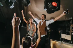 Chaleco de gamuza color marrón, con cuello en V y cierre frontal con botones. Ideal para casamientos.