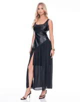 Vestido largo negro que fusiona un corpiño de cuero vegano con una falda de gasa plisada. El corpiño tiene escote cuadrado y tirantes anchos. La falda es de corte evasé y llega hasta los tobillos.