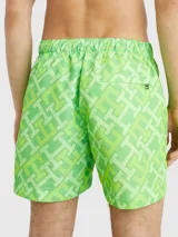 Short de baño verde con estampado del monograma TH en diferentes tonos de verde.