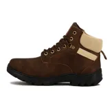 Bota acordonada color marrón con suela negra y detalles en beige.
