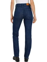 Jean azul oscuro de corte ajustado y talle alto, con trabillas trenzadas, diseño de cinco bolsillos y logo bordado en el bolsillo trasero.