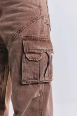 Pantalón cargo de denim color camel, de tiro medio y corte suelto.