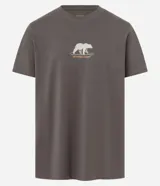 Remera marrón de corte clásico, confeccionada en algodón, con cuello redondo y manga corta. Presenta un estampado pequeño de un oso caminando sobre un paisaje.