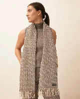 Bufanda de lana fina sin teñir en color tostado, con diseño de espiga y flecos en los extremos.