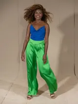Pantalón palazzo verde de satén con cintura elastizada.