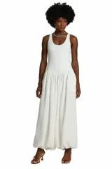 Mono largo color blanco con cuerpo superior estilo musculosa y pantalón amplio de tipo globo con caída fluida.