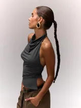 Top gris oscuro elastizado, asimétrico, ajustado al cuello.