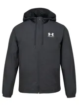 Campera deportiva Under Armour Rivl Wvn Windbreaker, color negro, con capucha, cierre frontal completo y bolsillos laterales con cremallera. Incluye el logo de la marca estampado en blanco en el pecho.
