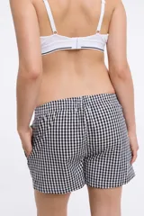 Short de tela a cuadros celeste y blanco con cintura elástica y bolsillos laterales.