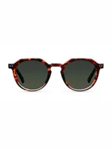 Lentes de sol con montura geométrica en estampado carey y lentes polarizadas color verde. Presentan un diseño con bordes definidos y acabado en relieve.