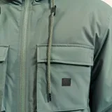 Campera parka de microfibra con relleno de guata y forro interior tipo polar. Presenta cierre frontal completo, capucha ajustable con cordones, dos bolsillos superiores con solapa y cierre, y dos bolsillos laterales. Cuenta con recubrimiento resistente al agua y al viento.