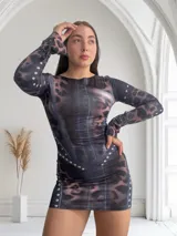 Minivestido ajustado con estampado de leopardo y detalles de denim con tachas.