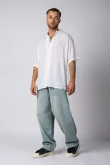 Camisa de manga corta con cuello cubano, confeccionada en fibrana premium. Presenta un corte oversize y cierre frontal con botones al tono.