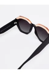 Lentes de sol Tiwi modelo Vega con montura gruesa negra y detalle superior en color nude.