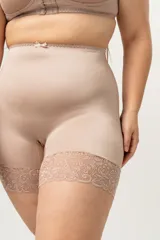 Calza corta modeladora color piel, confeccionada en lycra con terminación en puntilla en la pierna con efecto antideslizante.