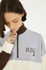 Buzo Farm Rio de diseño colour block en tonos celeste, blanco y marrón, con cuello alto, cierre medio y logo bordado en el pecho.