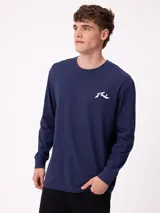 Remera de manga larga color negro con estampado gráfico blanco en la espalda, perteneciente a la marca Rusty.