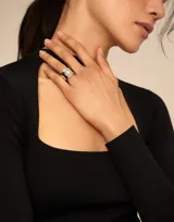 Anillo plateado con cristal perlado de Swarovski Elements en el centro.
