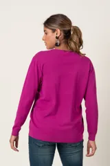 Sweater fucsia de punto con escote en V.
