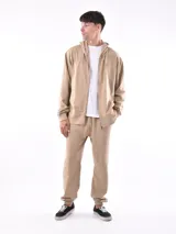 Canguro negro con cierre frontal, capucha con cordones y bolsillos tipo canguro.