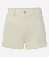 Short de sarga color amarillo claro, de cintura alta, tiro alto, con trabillas para cinturón, bolsillos frontales y traseros, cierre frontal con botón y cremallera, y dobladillo vuelto en el bajo.