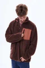 Campera de sherpa color marrón con cierre frontal completo, cuello alto y bolsillo frontal con cierre en contraste de material.