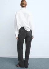 Pantalón de jean de corte recto y tiro medio, con diseño clásico de cinco bolsillos, cierre de botón y cremallera, y trabillas para cinturón.