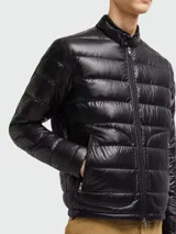 Campera puffer corta Moncler modelo Acorus, color negro, con cuello alto, cierre frontal y bolsillos laterales con cierre.