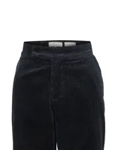 Pantalon de corte recto confeccionado en cotelé de algodón orgánico, con pretina estructurada, cierre frontal con botón y bolsillos laterales.