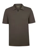 Remera de manga corta RKF modelo Vary, color marrón, confeccionada en mezcla de algodón orgánico y lino orgánico. Presenta cuello camisero con escote en V y diseño de corte moderno.