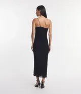 Vestido midi negro de tul, con escote de un solo hombro y bretel fino. Presenta fruncido lateral y corte ajustado al cuerpo.