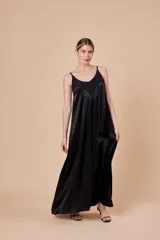 Vestido largo negro de satén con breteles finos regulables y escote en V.