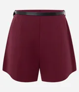 Short de sastrería color bordó, con pliegues delanteros, cierre interno y cinturón fino desmontable.