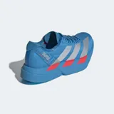 Championes de running Adidas Adizero Adios Pro 4, color azul con detalles en plateado y rojo. Diseñados para maratones, cuentan con mediasuela Lightstrike Pro para un retorno de energía superior y suela Continental para mayor tracción.