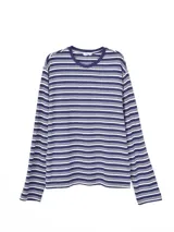 Remera de manga larga con cuello redondo y estampado de rayas horizontales en azul marino y blanco.